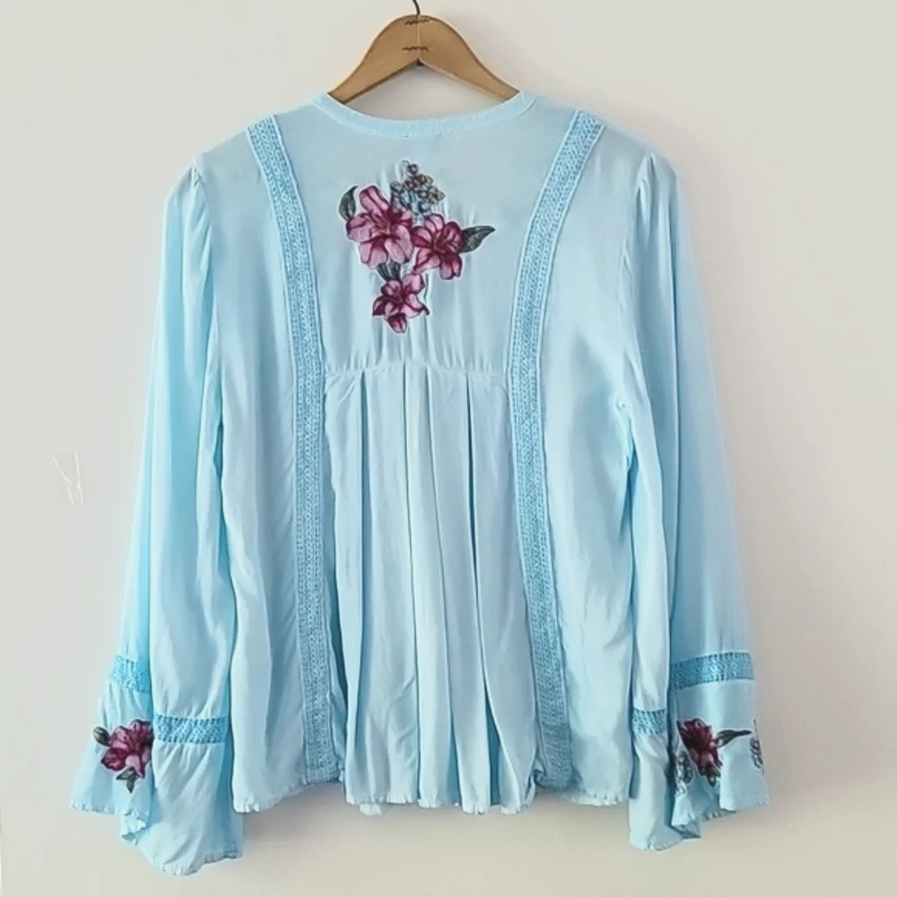 Chico's Light Blue Embroidered Boho‎ Blouse Size Medium